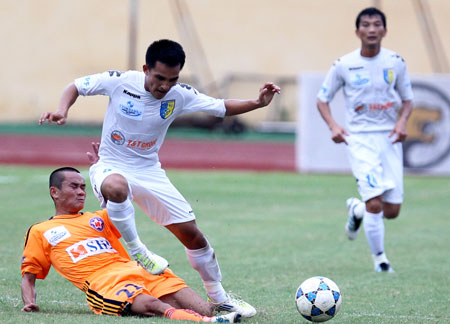 Bóng đá Việt Nam: Phú quý giật lùi!