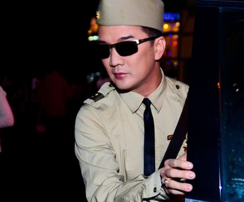 Mr. Đàm mặc đồ nhà binh ngồi ghế nóng