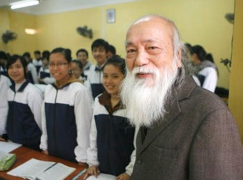 PGS Văn Như Cương khuyên trò dành tiền mừng tuổi làm từ thiện