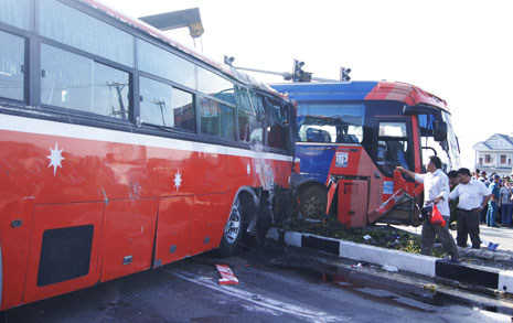 Khoảnh khắc kinh hoàng vụ xe khách tông nhau khiến 24 người thương vong