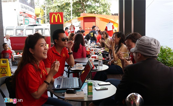 Bên trong cửa hàng McDonald's đầu tiên ở VN sắp khai trương