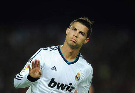 Ronaldo vớ bẫm nhờ buôn điện thoại