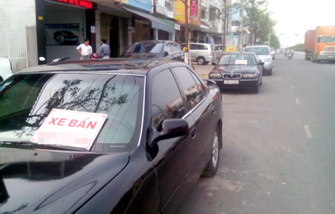 Chuyện lạ Đà Nẵng: Ôtô xếp dài cây số bán rao vỉa hè