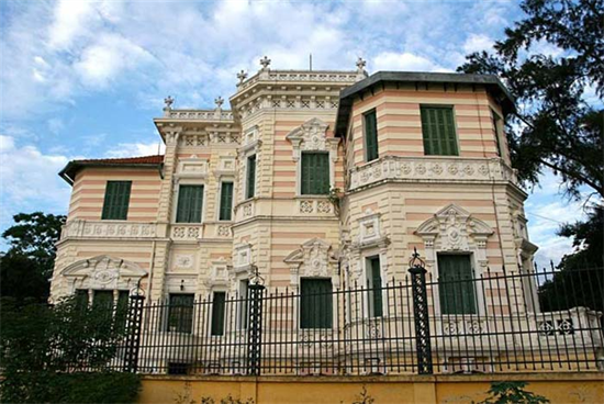 Lâu đài đại gia Việt Nam và 