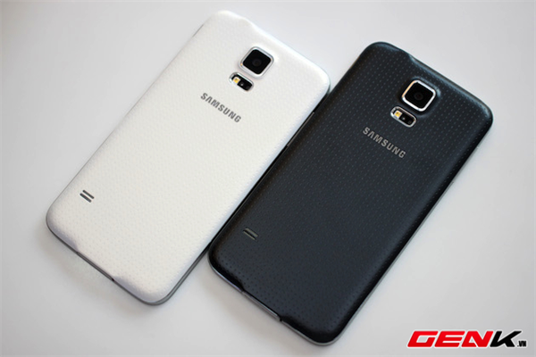 Cận cảnh Galaxy S5 trắng, so sánh với S5 đen và S4