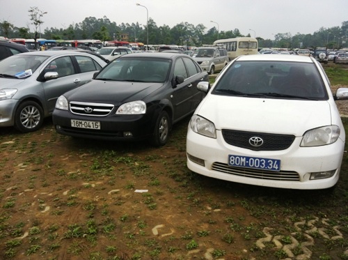 Xe biển xanh nườm nượp đi lễ đền Hùng