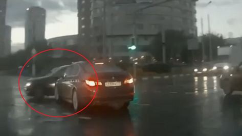 Hoảng hồn với bóng ma ô tô bí ẩn trên phố