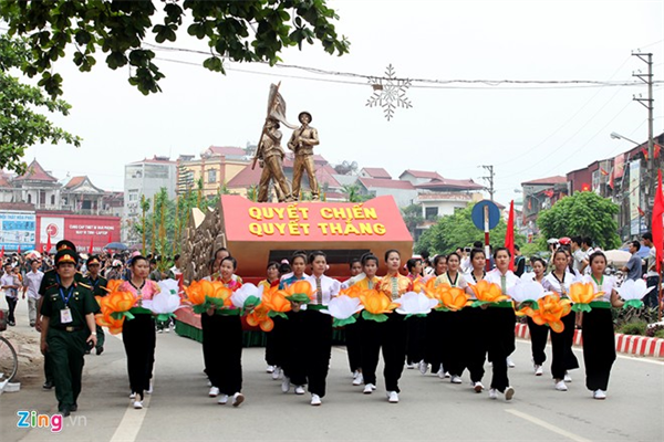 Sơ duyệt diễu binh Điện Biên Phủ ngoài đường phố