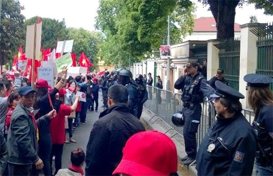 Người Việt Nam tại Pháp phản đối Trung Quốc