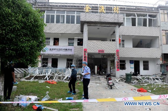 Trung Quốc: Ôm bom lao vào cuộc họp ủy ban