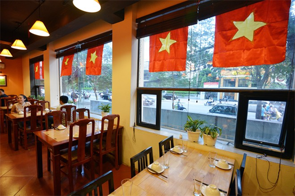 Nhiều cửa hàng phủ cờ Tổ quốc, trưng biểu ngữ phản đối TQ