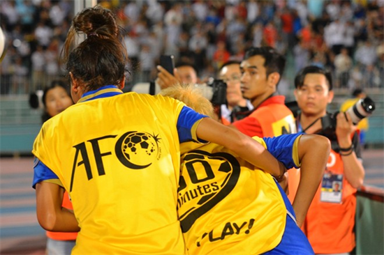 Fan Việt ném chai nước khiến cầu thủ Thái Lan đổ gục