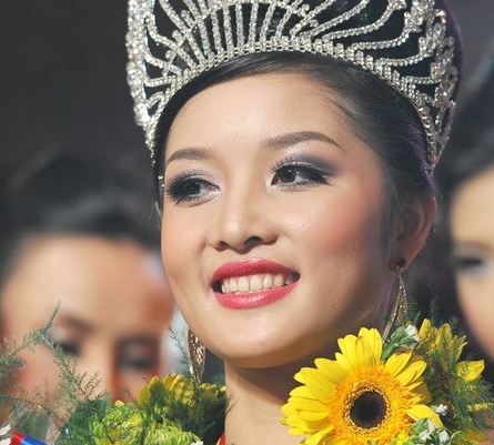 Hoa hậu làm gì trong những buổi tiếp khách giữa đêm?