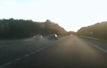 Ép cả xe cảnh sát lật tung trên đường