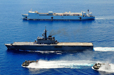 Sức mạnh tàu đổ bộ Nhật sang Việt Nam diễn tập