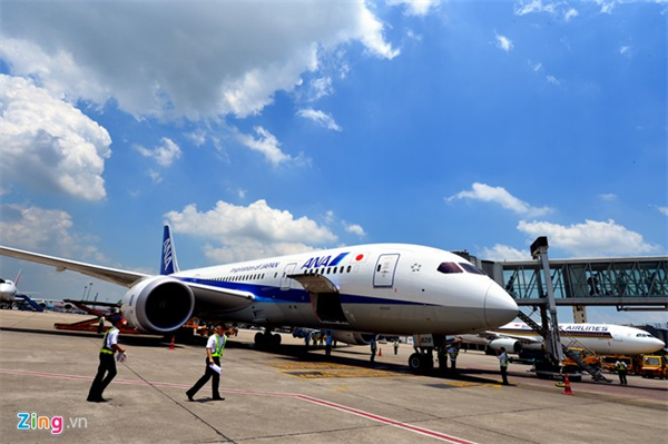 Cận cảnh siêu máy bay Boeing 787 lần đầu đến Hà Nội