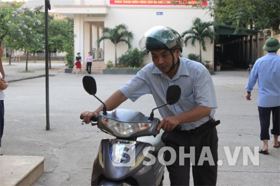 Thí sinh 46 tuổi thi tốt nghiệp: Tươi cười hoàn thành môn cuối