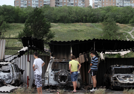 Hàng ngàn người Ukraine vượt biên vào Nga