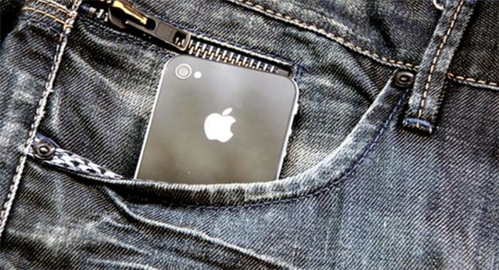 Không nên để điện thoại trong túi quần