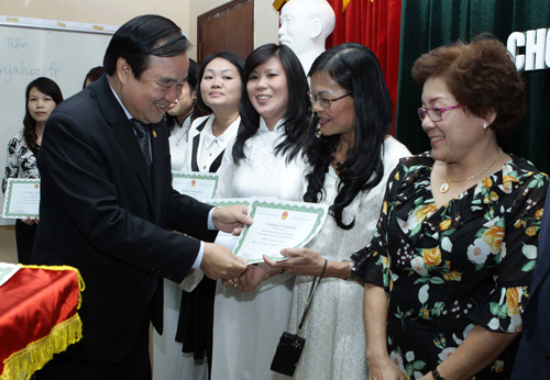 Tìm giải pháp dạy tiếng Việt cho kiều bào