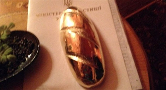 Tiết lộ nhân vật bí ẩn tặng cựu TT Ukraine chiếc bánh mì vàng 2kg