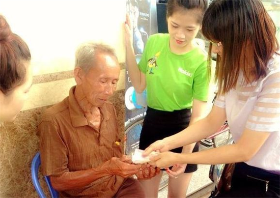 Cụ ông 84 tuổi đạp xe 220km để bảo hành điện thoại