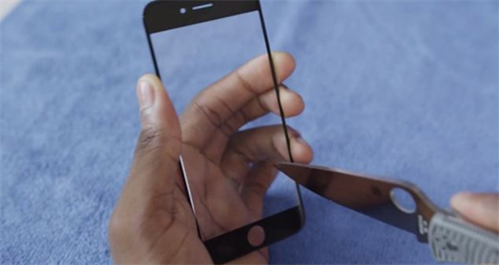 Apple giới thiệu màn hình “bất hoại” dao đâm không hỏng của iPhone 6