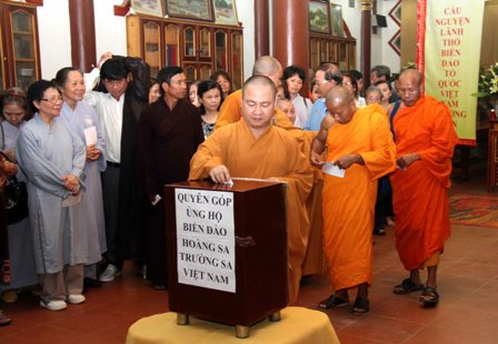 Người Việt ở Lào ủng hộ biển đảo Việt Nam