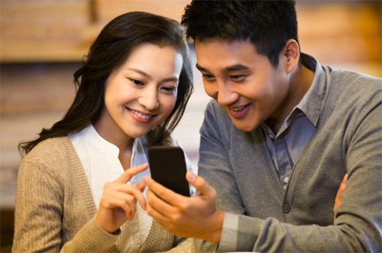 Vợ - chồng và chiếc điện thoại “trời đánh”