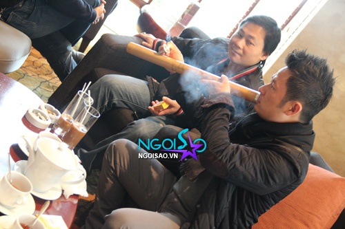 Độc: Vừa về nước tại sân bay Nội Bài, Bằng Kiều đã bắn thuốc lào như 