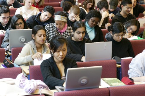 Anh buộc sinh viên ngoài EU về nước sau khi học xong