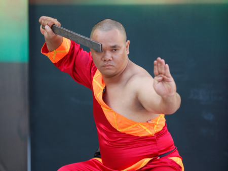 Huy Tuấn chê “Đầu thép”, “chết” thí sinh… cởi quần