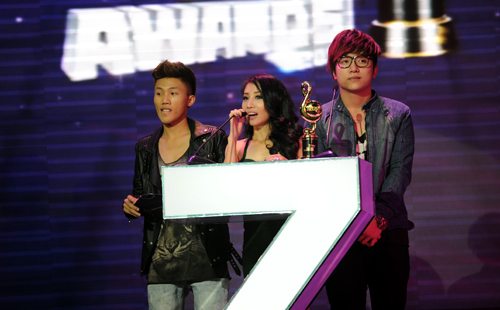'Thu cuối' thắng lớn ở Zing Music Awards (trực tiếp)