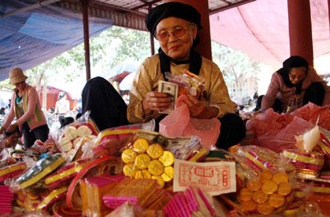 Đám tang công chức: Lại được viếng vòng hoa, rắc vàng mã