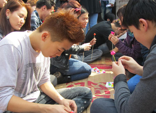 Sinh viên nước ngoài trải nghiệm tết Việt