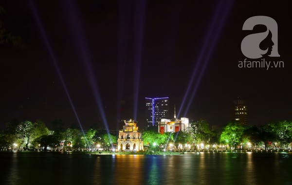 Đêm Hà Nội trước Tết lung linh huyền ảo