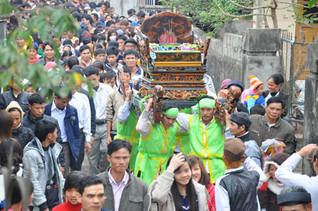 Kiệu tự “bay” trên đường rước ở Ninh Bình