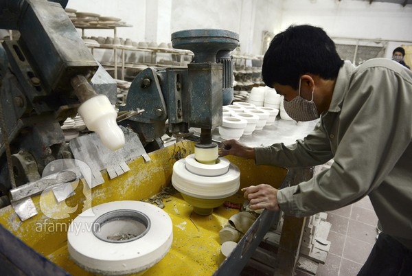 “Đột nhập” xưởng chế tác cặp lộc bình 1,8 tỉ đồng