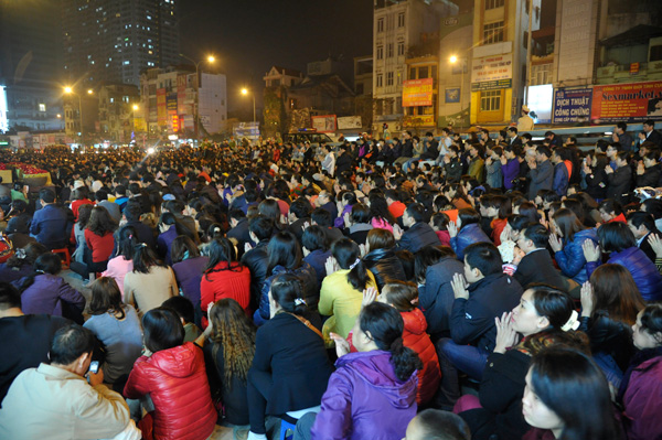 Chen chân dâng sao giải hạn ở chùa Phúc Khánh