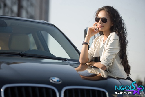 Ngô Thanh Vân lịch lãm và gợi cảm bên xế hộp láng coóng