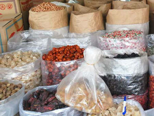Hàng loạt món ăn vặt dính chất độc gây teo não