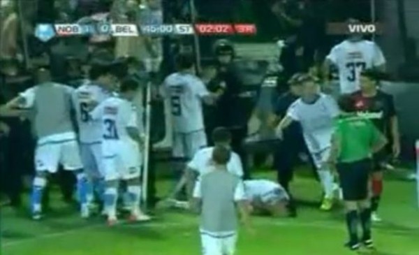 Sốc: Cảnh sát dùng dùi cui tấn công... cầu thủ