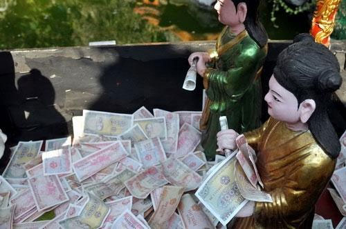 Hàng trăm tỷ tiền công đức được quản lý thế nào?