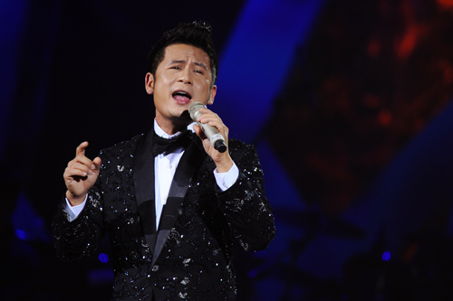 Bằng Kiều làm ấm lòng khán giả Hà Nội ngày mưa bão