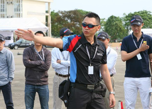 Clip màn 'đốt lốp' ngoạn mục của chuyên gia BMW ở Hà Nội