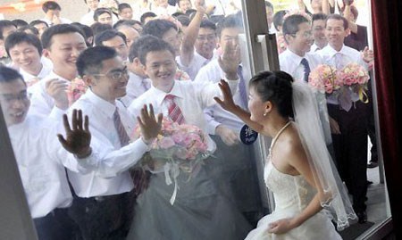 Với các chàng trai ế, cô nào cũng xấu xí, hư hỏng.