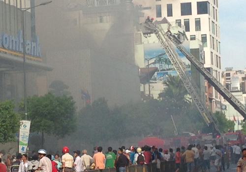 Cháy dữ dội tại bar Barocco giữa Sài Gòn