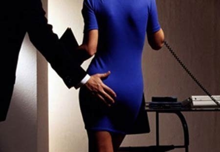 Toát mồ hôi vì sếp thích nói chuyện sex