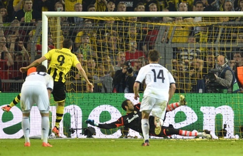 Lewandowski tỏa sáng rực rỡ, Dortmund 'nghiền nát' Real