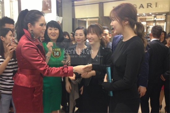 Sự xuất hiện của Yoon Eun Hye tại sự kiện nhà Hà Tăng khiến đường tắc nghẽn